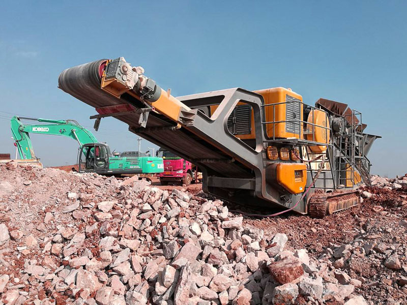 履帶式移動(dòng)碎石機(jī)貴州現(xiàn)場